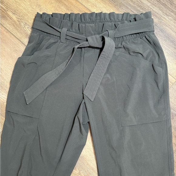Athleta Belted High Waist Tapered Pants - size 8 - Picture 2 of 3